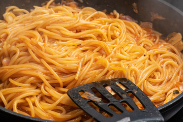 Spagetti in Pfanne kochen - italienisch essen