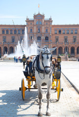 Obraz premium PLAZA DE ESPAÑA EN SEVILLA. ANDALUCÍA, ESPAÑA