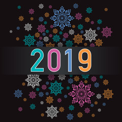 Carte de v&oelig;ux 2019 de format carr&eacute;, avec un feu d&rsquo;artifice de flocons color&eacute;s sur un fond noir