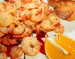Fried shrimps with lemon