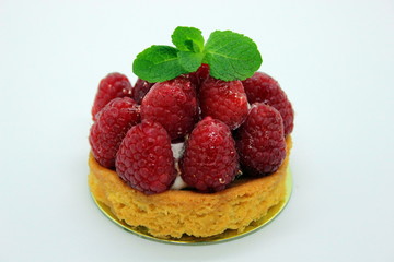 Cake with fresh raspberries and mint