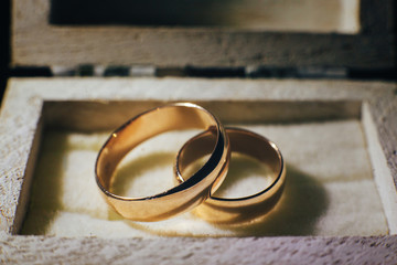 Obraz na płótnie Canvas Two gold wedding rings close up