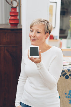 Blond woman holding her mobile chatting
