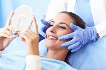 Abwaschbare Fototapete Zahnärzte Erwachsene Frau beim Zahnarztbesuch