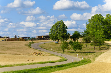 Straße durch Felder