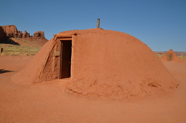 HOGAN FÉMININ DÉSERT DE MONUMENT VALLEY (ARIZONA) USA   