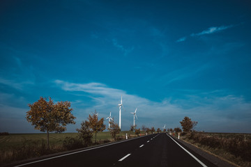 Straße in Tschechien mit Windrädern