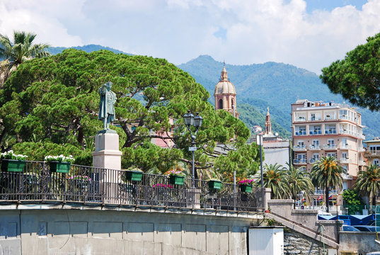Statua di Cristoforo Colombo e palazzi di Rapallo
