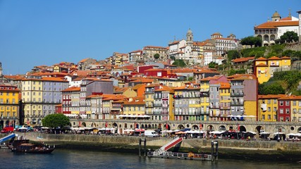 Fototapeta na wymiar colorful houses on the douro river in porto