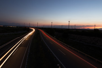 carretera por la noche con coches