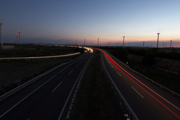 Fototapeta na wymiar carretera por la noche con coches