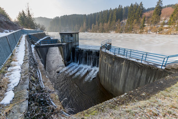 Überlauf von der Perlbachtalsperre in der Eifel bei Monschau