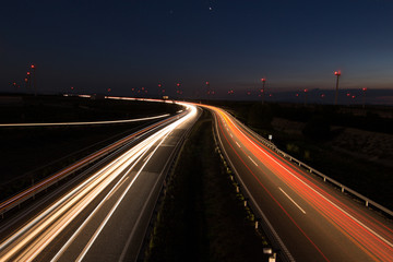 Fototapeta na wymiar carretera por la noche con coches
