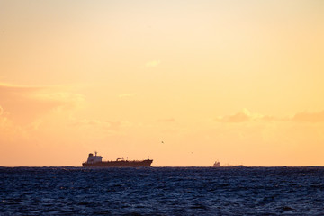 Obraz premium Cruise Ship in the Horizon at Sunset