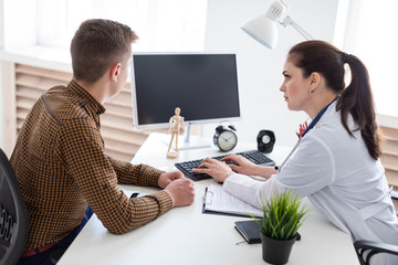 Obraz premium The doctor explains the problem to the patient on the computer.