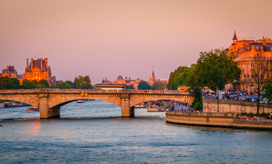 Obraz premium Pont de la Concorde i Sekwana o zachodzie słońca, Paryż, Francja
