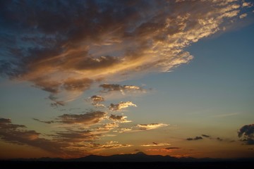 Obraz na płótnie Canvas 夕日の雲、遠くに富士山シルエット