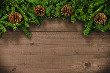 Weihnachten Hintergrund Holz mit Zweigen und Tannenzapfen