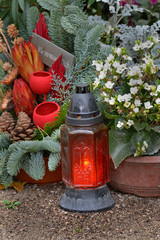 laterne auf einem grab