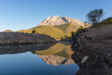 Fototapeta na wymiar Camporredondo reservoir with Espiguete peak as background, Palencia province, Spain