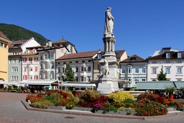 piazza Walther col monumento a Walther von der Vogelweide a Bolzano - obrazy, fototapety, plakaty