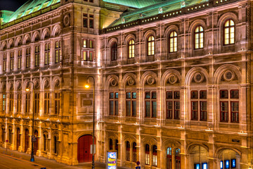 Die Wiener Staatsoper bei Nacht und künstlicher Beleuchtung