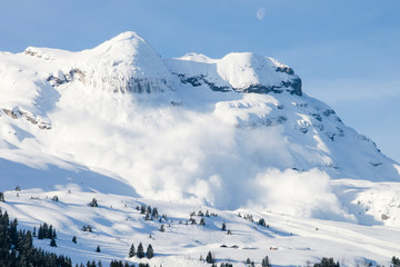 Grosse avalanche en montagne dans les Alpes à Flaine - obrazy, fototapety, plakaty