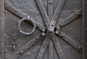 porta blindata della sacrestia della chiesa romanica di San Martino in Campiglio presso Bolzano