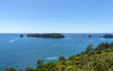 Obraz premium Landscape Scenery of Cathedral Cove Beach, Coromandel Peninsula - New Zealand; View to Mahurangi Island Hahei