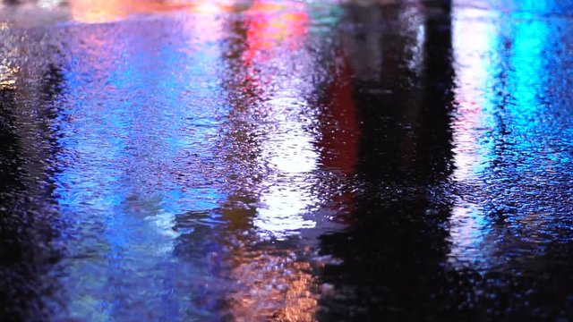 雨の日 東京・新宿夜景・反射する路面　スローモーション