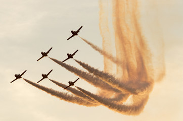 aviones haciendo acrobacias
