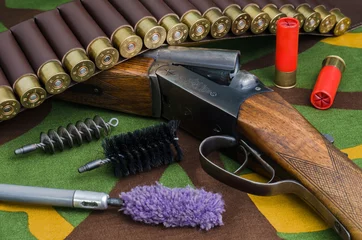 Fototapeten Jagdgewehr mit Bürsten zum Reinigen von Waffen © deil82
