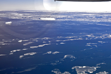 Fototapeta premium Flying over the antarctic peninsula