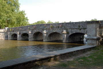 Fototapeta premium Pont de Chambord traversant la rivière de Cosson, 