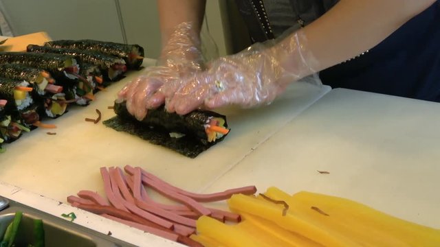 キンパ、韓国海苔巻きの調理 / Process of making Korean style sushi roll, Gimbap, Kimbap, 4K
