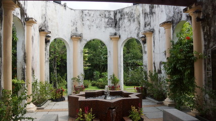Fototapeta na wymiar Beautiful fountain garden with column pillars