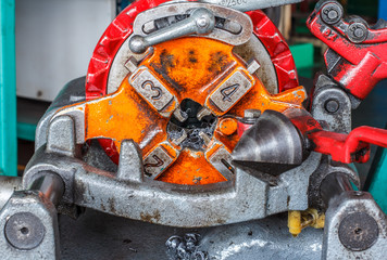 Pipe threading machine