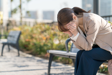 悩む女性