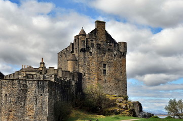 Fototapeta na wymiar Scottish castle on a high rocky shore.