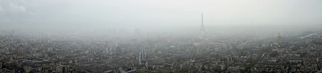 Obraz premium Panoramic view of Paris in the fog