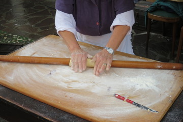 lavorazione impasto farina e uovo per pasta fatta in casa