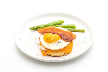 fried egg with bacon and cheese on pancake forbreakfast