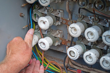 Alter Sicherungskasten mit Keramiksicherungen