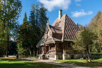 Музей заповедник Абрамцево. Деревянный флигель, выставочный зал.