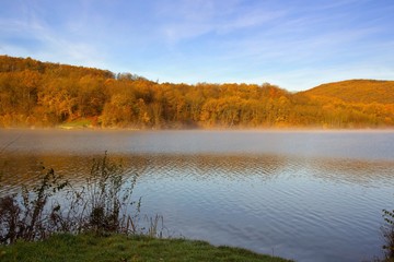 осеннее утро на горном озере