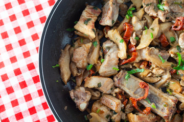 Stufato di carne suina e funghi