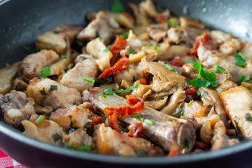 Stufato di carne suina e funghi