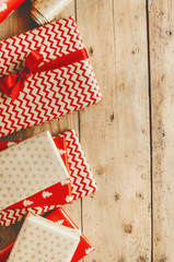 Obraz premium Beautiful Christmas gifts on wooden table