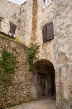 Fototapeta A building in the historic village of Vodnjan (also called Dignano) in Istria, Croatia  