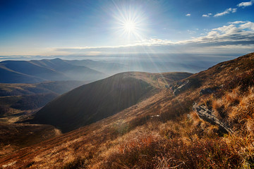 Obraz premium Vibrant sunrise high in the mountains